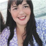 Profesora titulada de Primaria con experiencia como monitora en colegios, imparte clases presencial y online